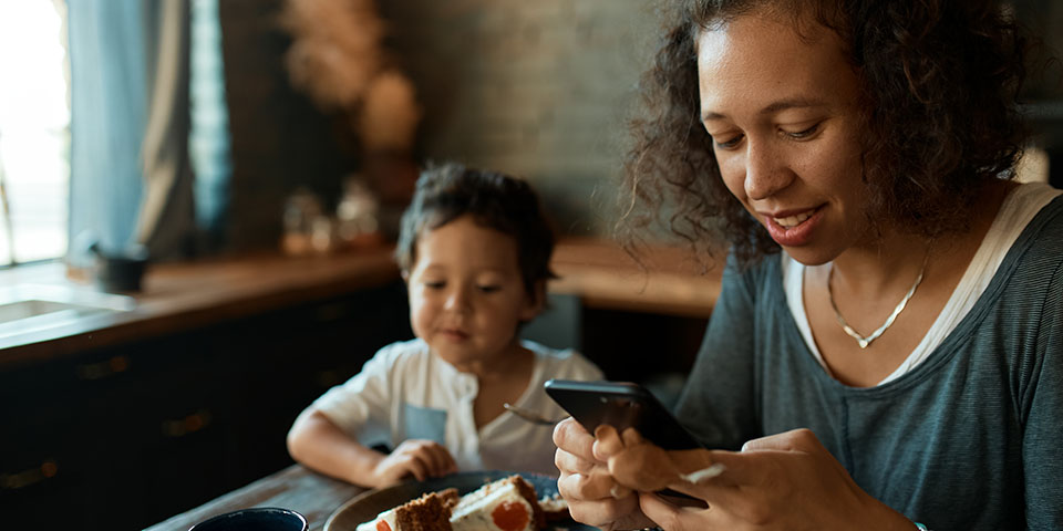 mychart_mom-phone-child-ss_1794267136-960x480px